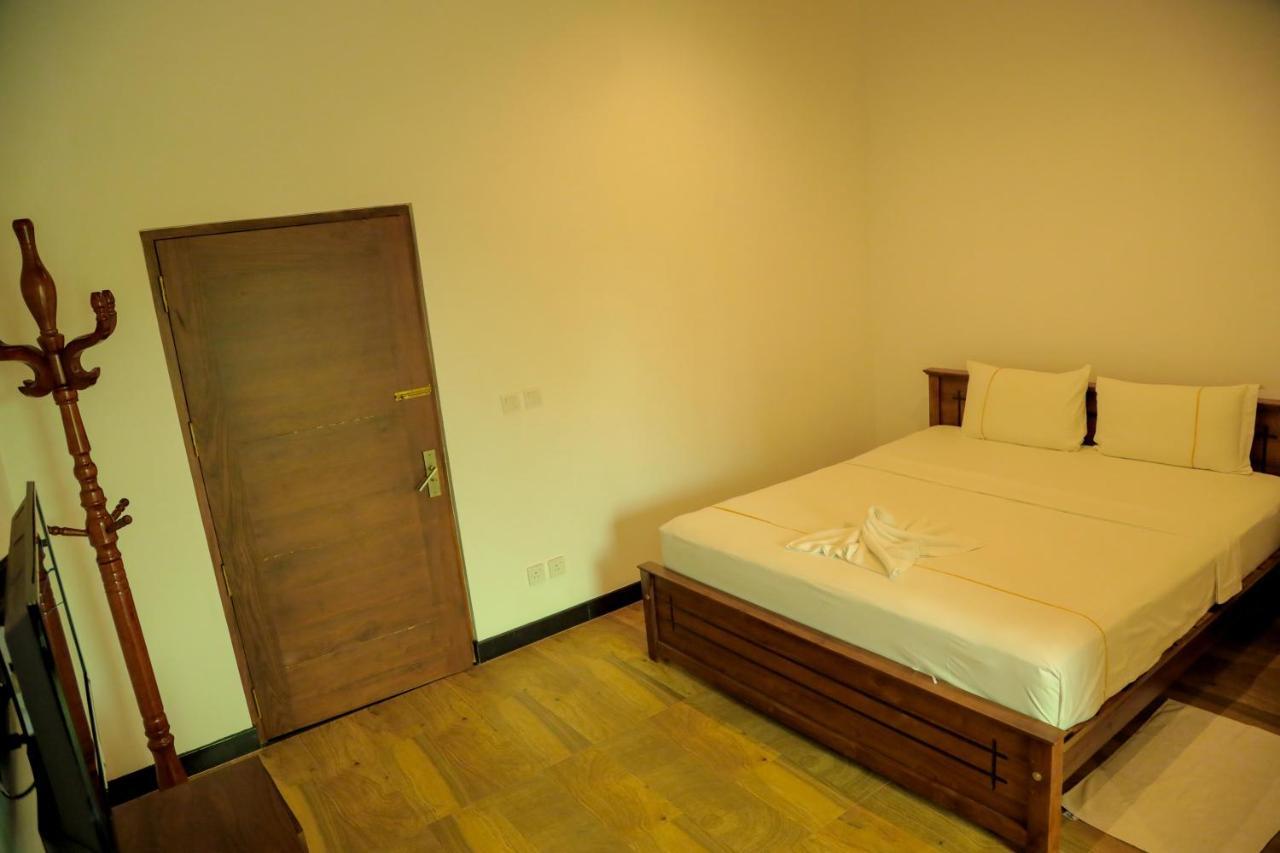 Aurora Banquet And Hotel Chilaw Exterior photo