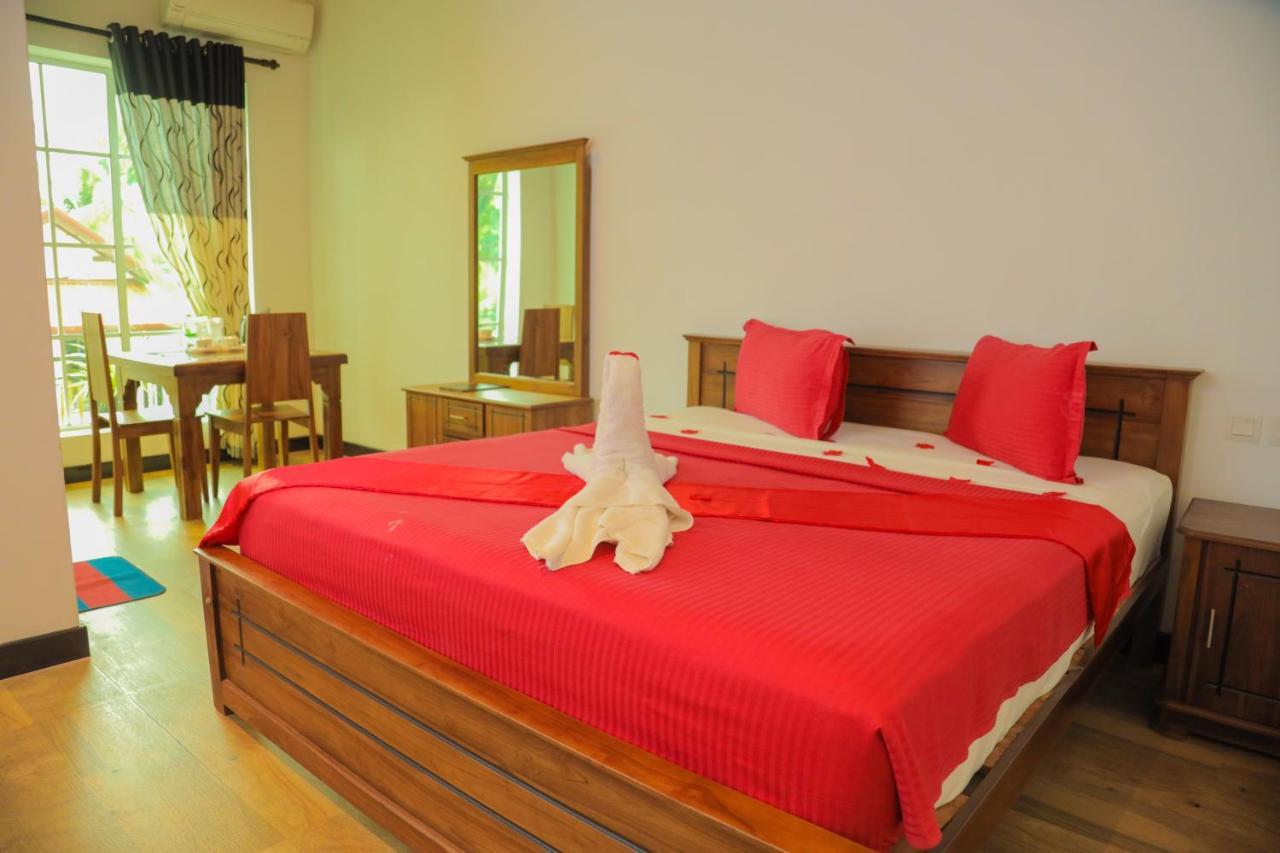Aurora Banquet And Hotel Chilaw Exterior photo